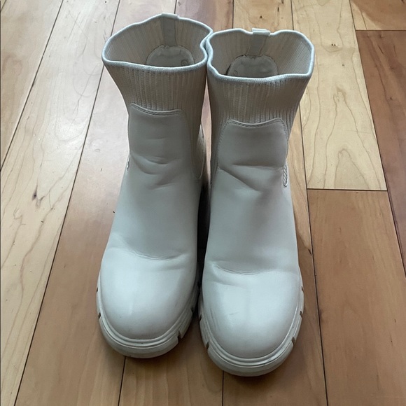 Women's Cream Chelsea Boots - Picture 2 of 4